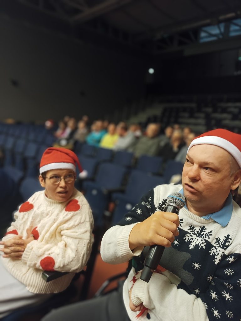 Podopieczny śpiewa do mikrofonu