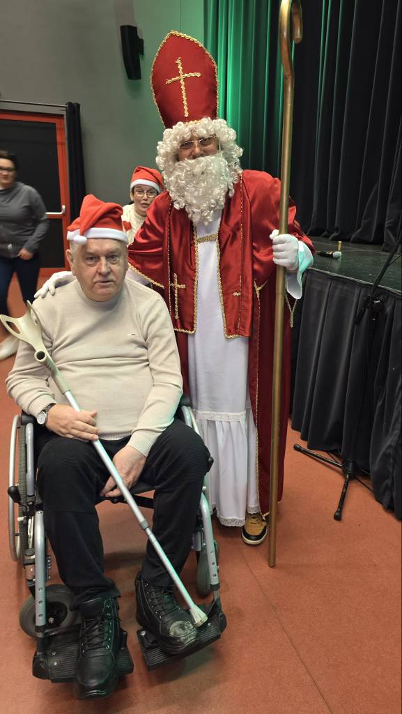 Podopieczny pozuje do zdjęcia z Mikołajem