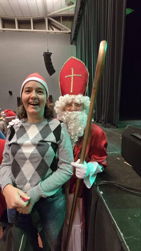 Podopieczna pozuje do zdjęcia z Mikołajem