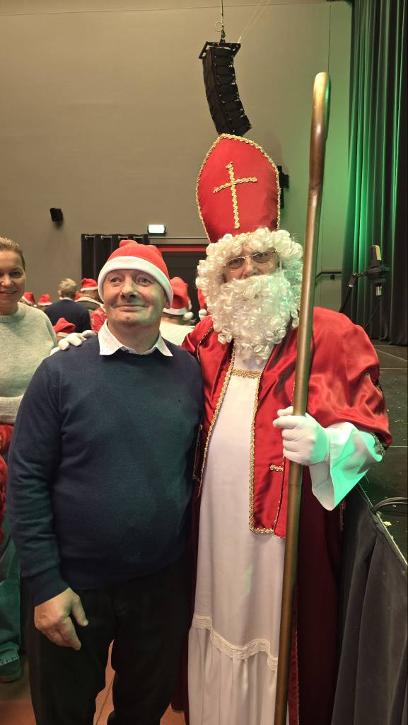 Podopieczny pozuje do zdjęcia z Mikołajem