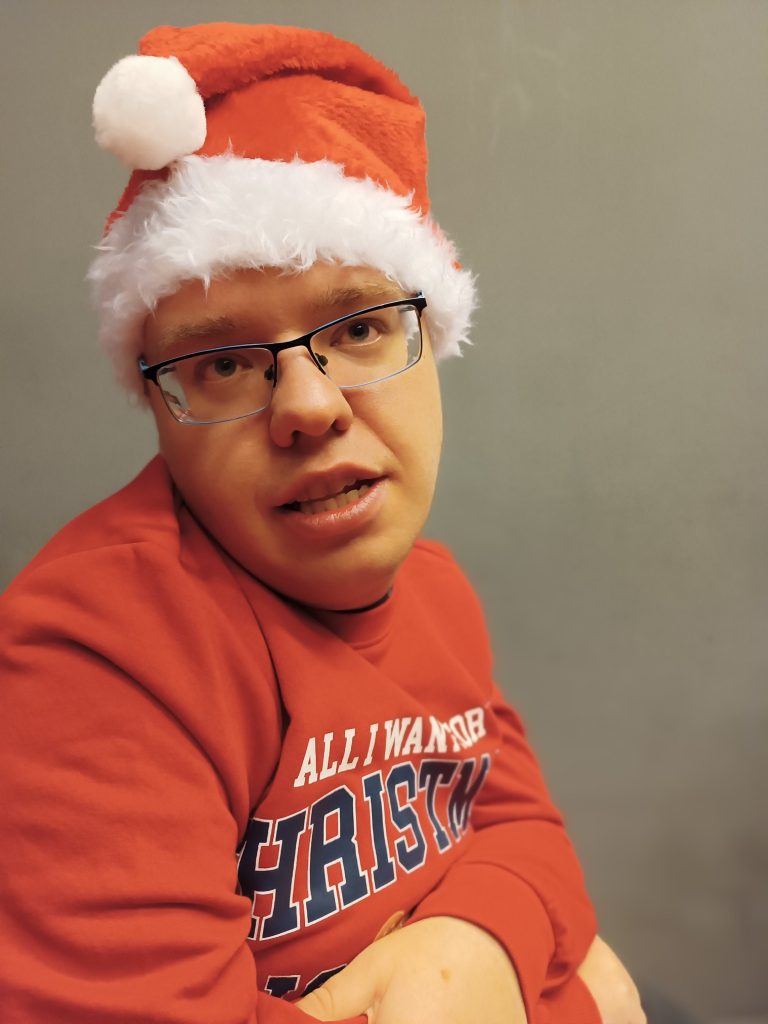 Podopieczny pozuje w czapce mikołajowej