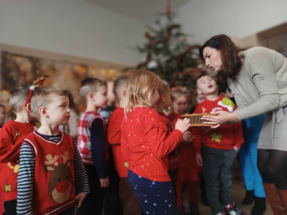 Pani Dyrektor częstuje dzieci cukierkami