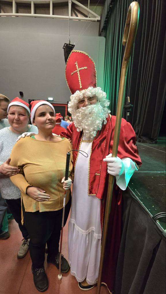 Podopieczna pozuje do zdjęcia z Mikołajem