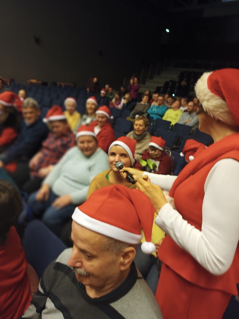 Podopieczna śpiewa piosenkę do mikrofonu