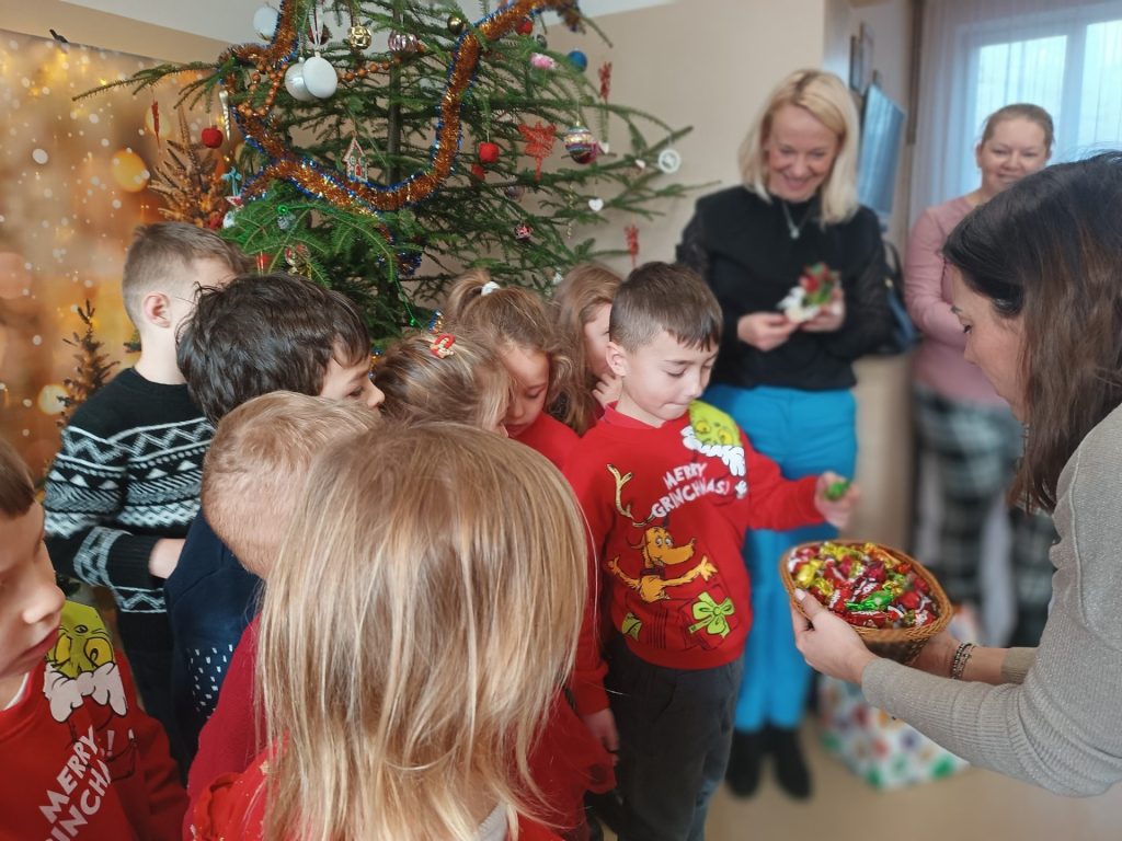 Pani Dyrektor częstuje dzieci cukierkami