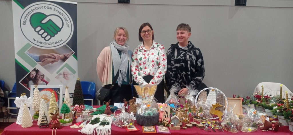 stoisko ŚDS w Zagórzanach podczas kiermaszu mikołajkowego w Gdowie