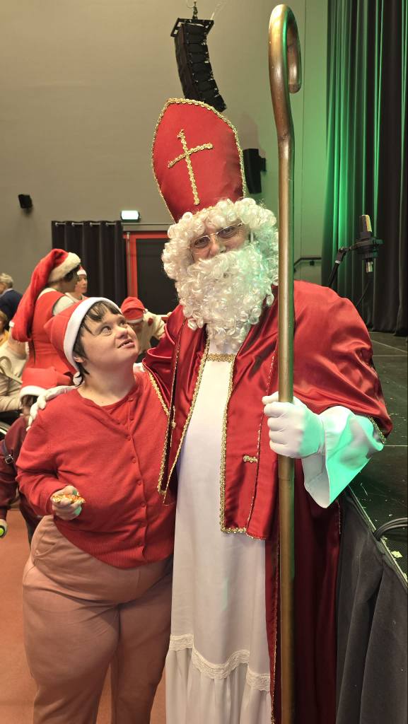 Podopieczna pozuje do zdjęcia z Mikołajem