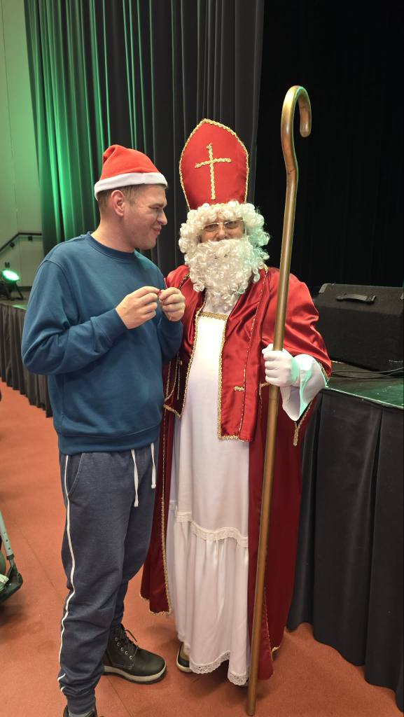 Podopieczny pozuje do zdjęcia z Mikołajem