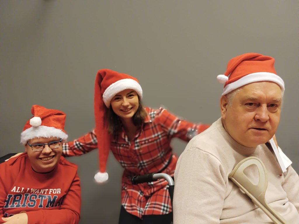 Pani Dyrektor pozuje do świątecznego zdjęcia z Podopiecznymi