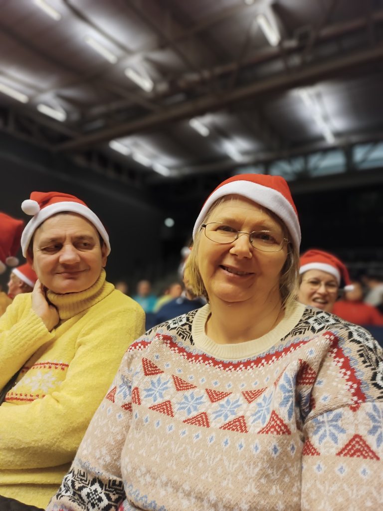 Podopieczne w czapkach mikołajowych