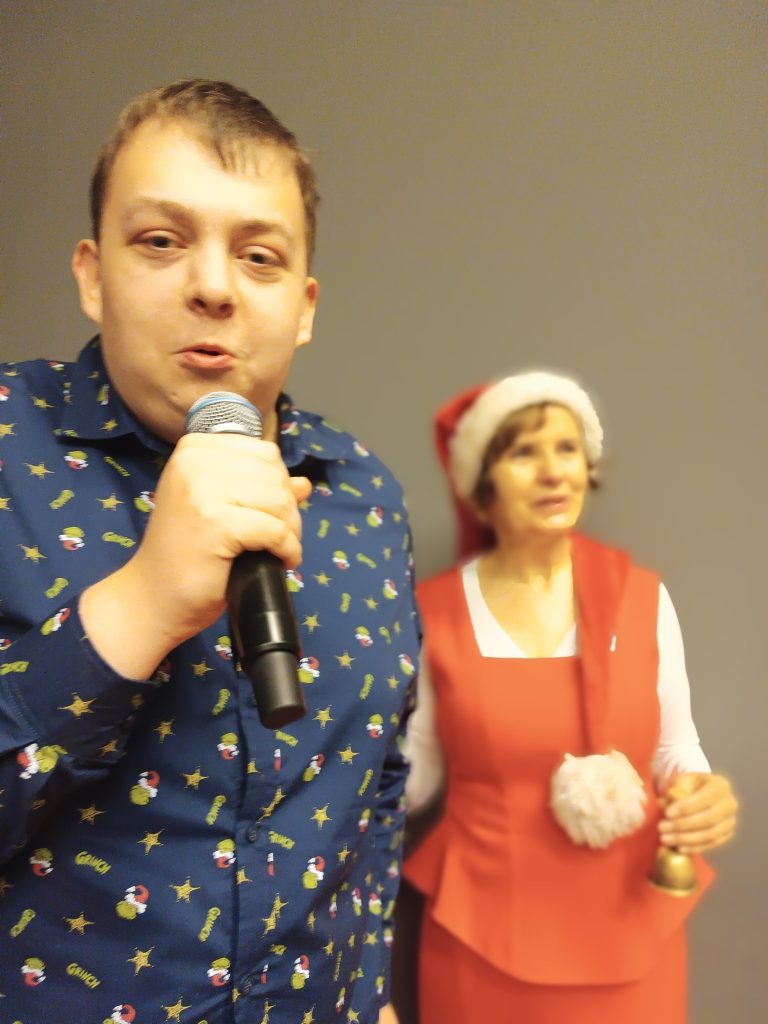 Podopieczny śpiewa kolędę