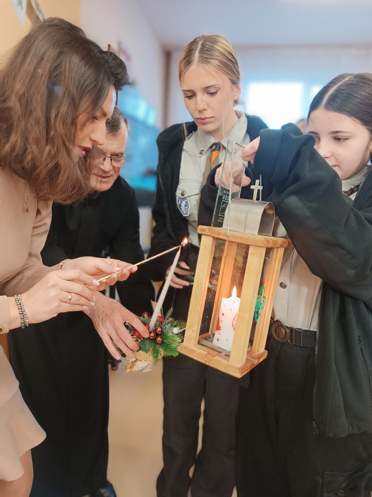 Harcerze przekazują światełko pokoju dla ŚDS w Zagórzanach