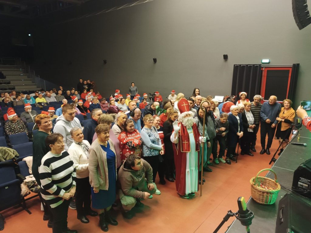 zdjęcie grupowe uczestników spotkania z Mikołajem