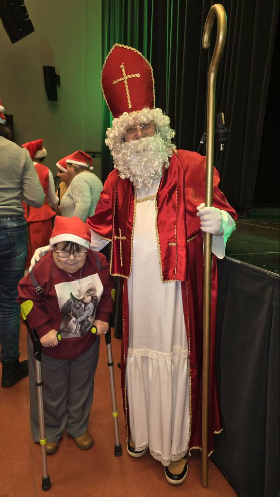 Podopieczna pozuje do zdjęcia z Mikołajem