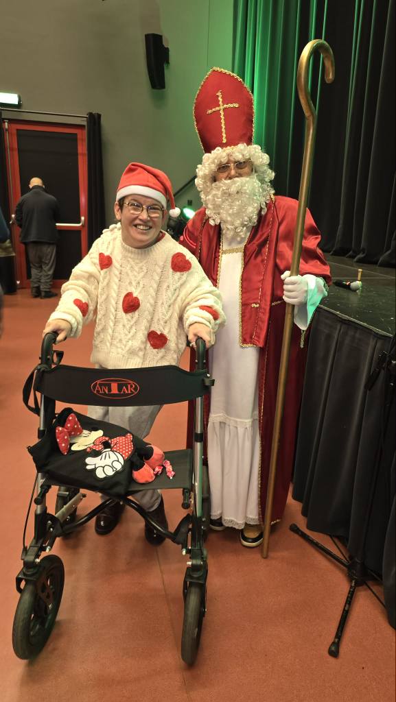 Podopieczna pozuje do zdjęcia z Mikołajem