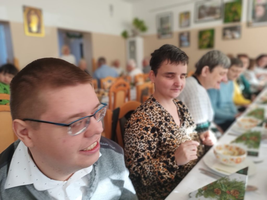 Podopieczni siedzą przy stole wigilijnym