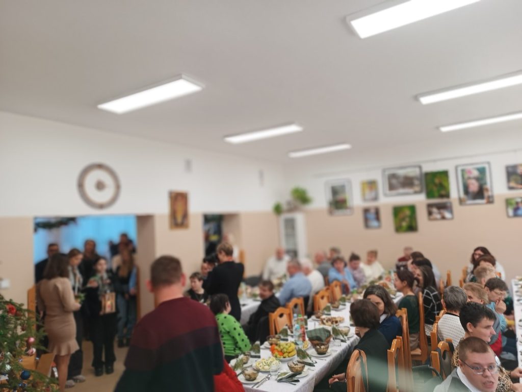 Podopieczni siedzą przy stole wigilijnym