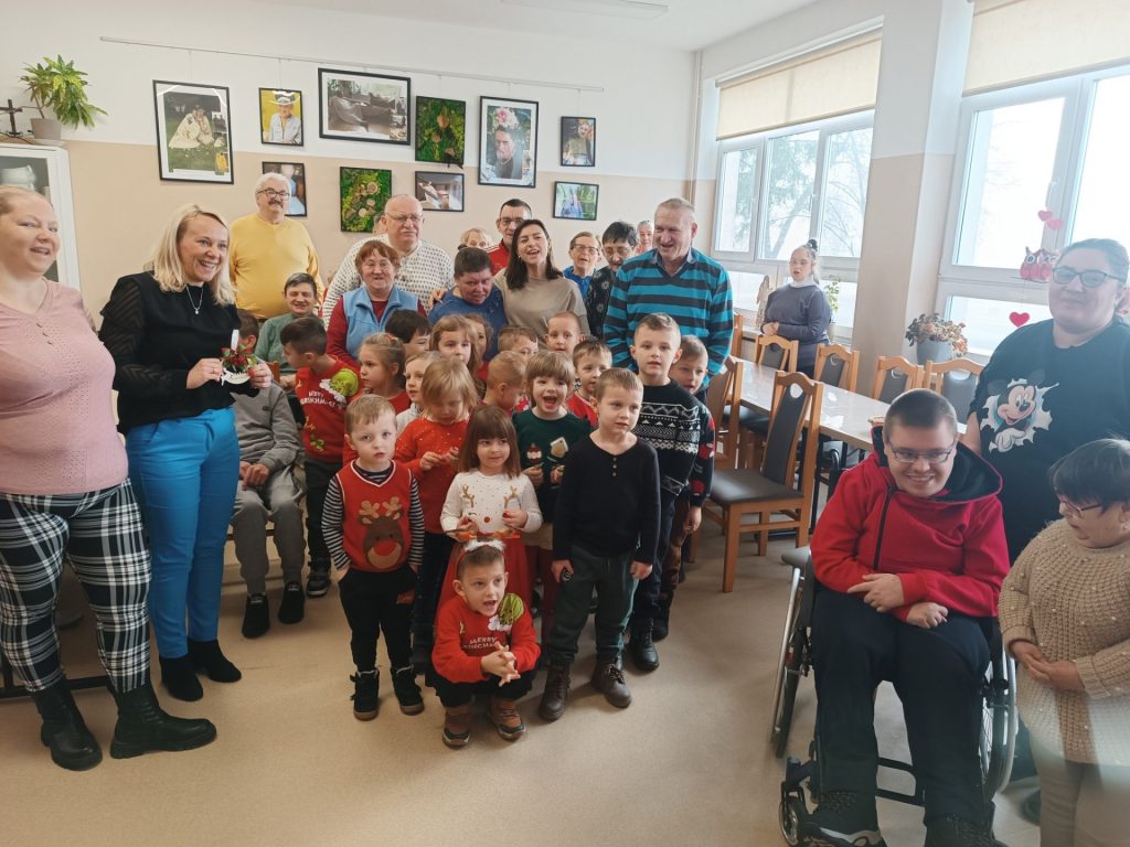 zdjęcie grupowe przedszkolaków z podopiecznymi ŚDS