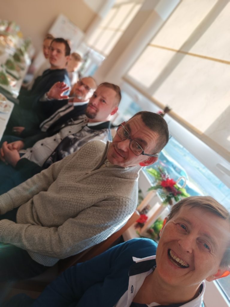 Podopieczni siedzą przy stole wigilijnym