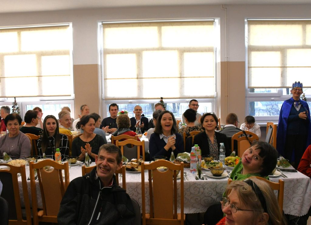 Podopieczni siedzą przy stole wigilijnym