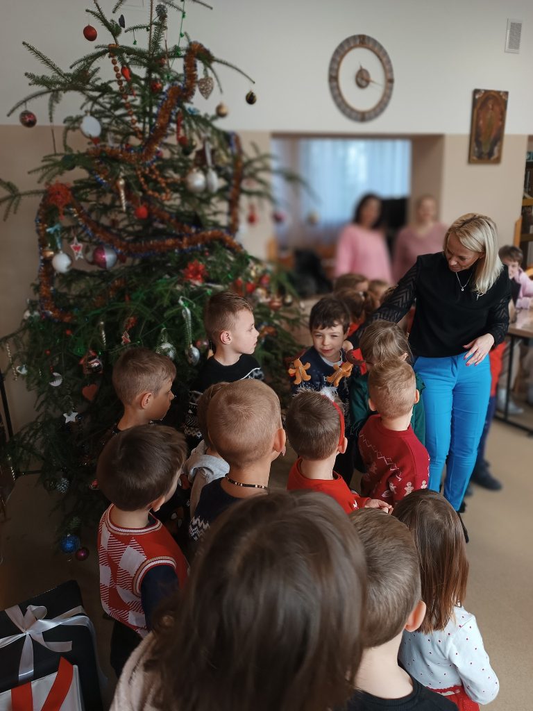 Przedszkolaki kolędują dla Podopiecznych ŚDS