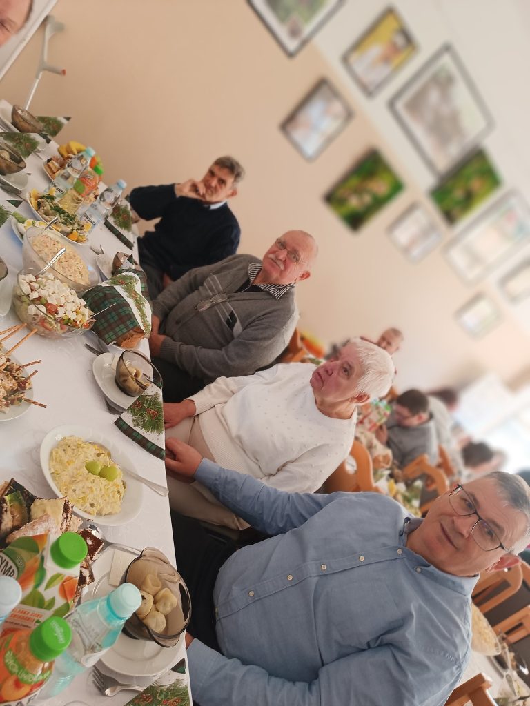 Podopieczni siedzą przy stole wigilijnym