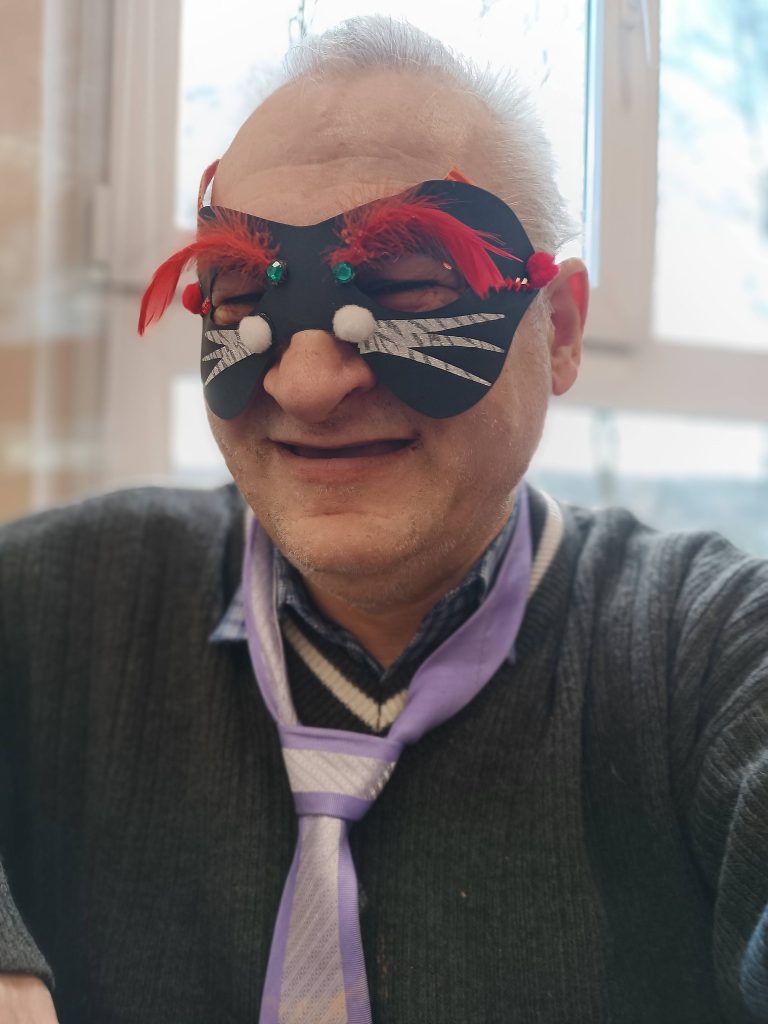 Podopieczny w masce karnawałowej