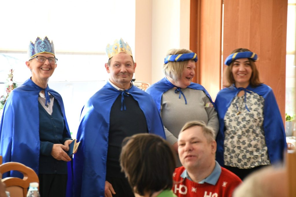 Grupa kolędnicza występująca podczas spotkania wigilijnego