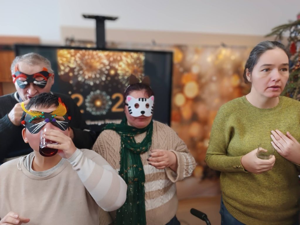 Podopieczne piją szampana, pozując w maskach karnawałowych