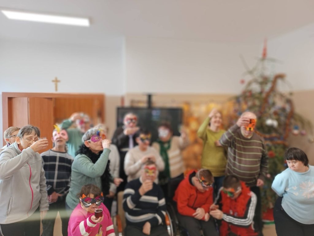 grupa uczestników pozuje do zdjęcia sylwestrowego