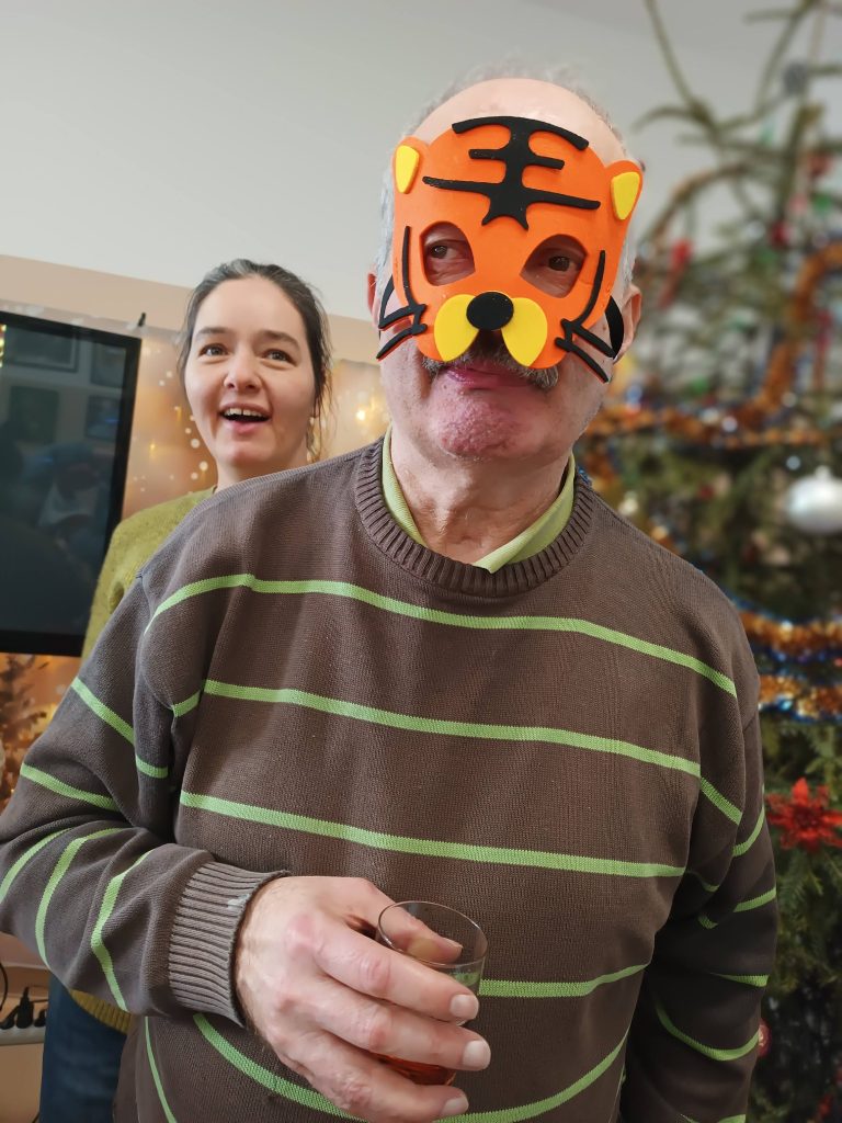 Podopieczni w maskach karnawałowych