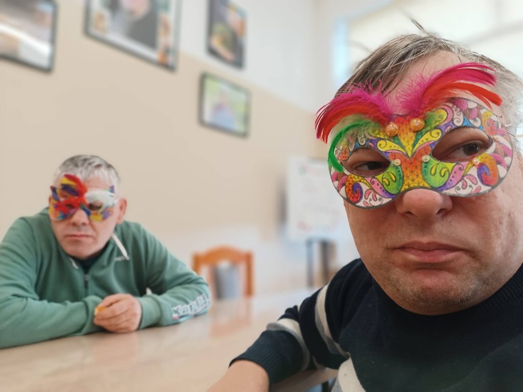 Podopieczni w maskach karnawałowych