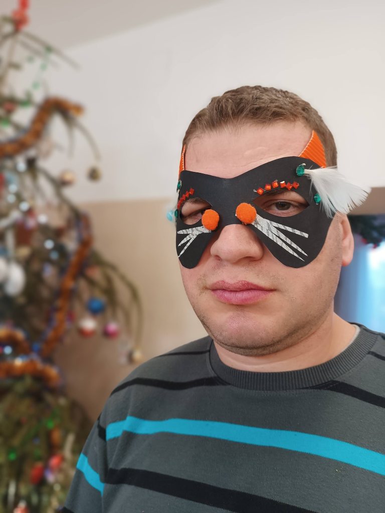 Podopieczny w masce karnawałowej