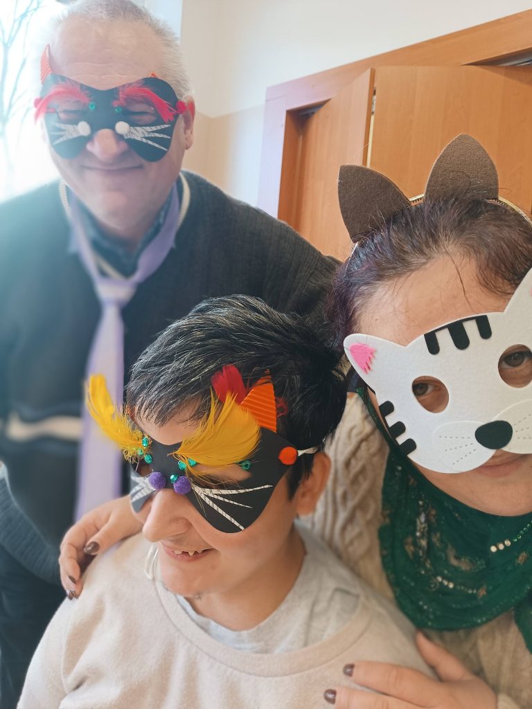 Podopieczni w maskach karnawałowych