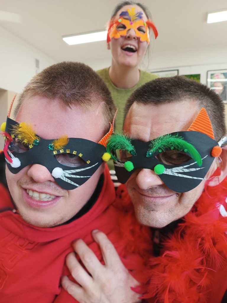 Podopieczni w maskach karnawałowych