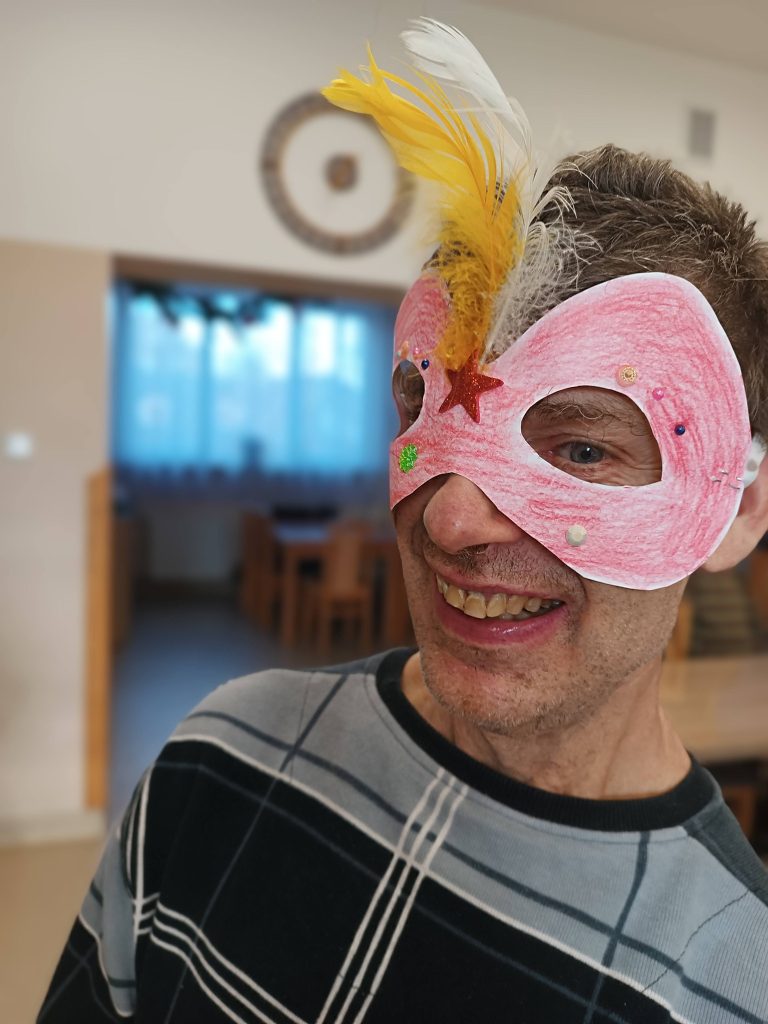 Podopieczny w masce karnawałowej