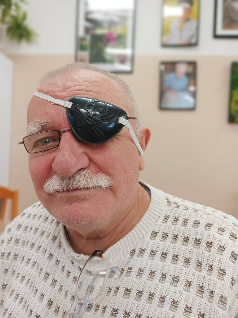 Podopieczny z piracką przepaską na oko