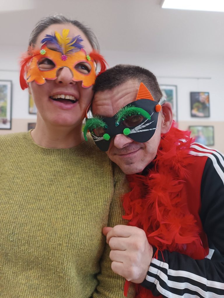 Podopieczni w maskach karnawałowych