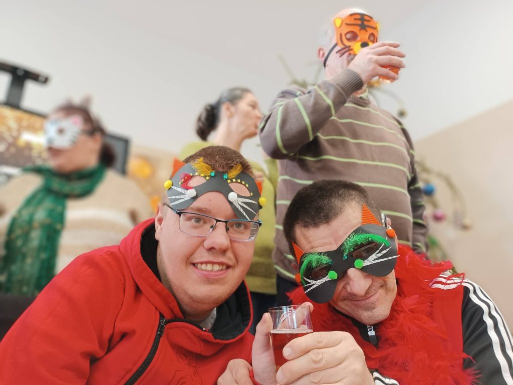 Podopieczni w maskach karnawałowych