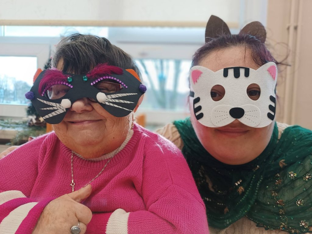 Podopieczne w maskach karnawałowych