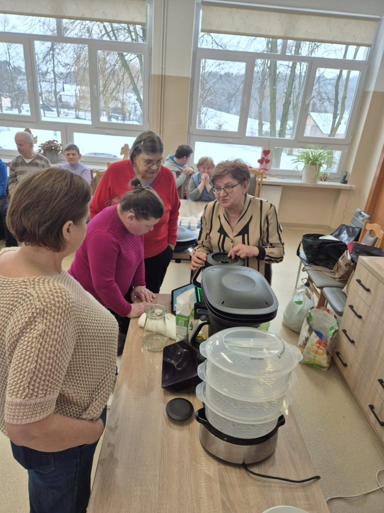 podopieczni wraz z prowadzącymi przygotowują danie w Thermomixie