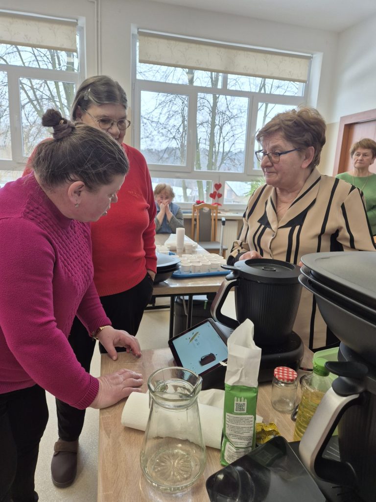 podopieczni wraz z prowadzącymi przygotowują danie w Thermomixie