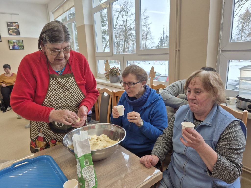 podopieczne formują bułeczki z ciasta drożdżowego