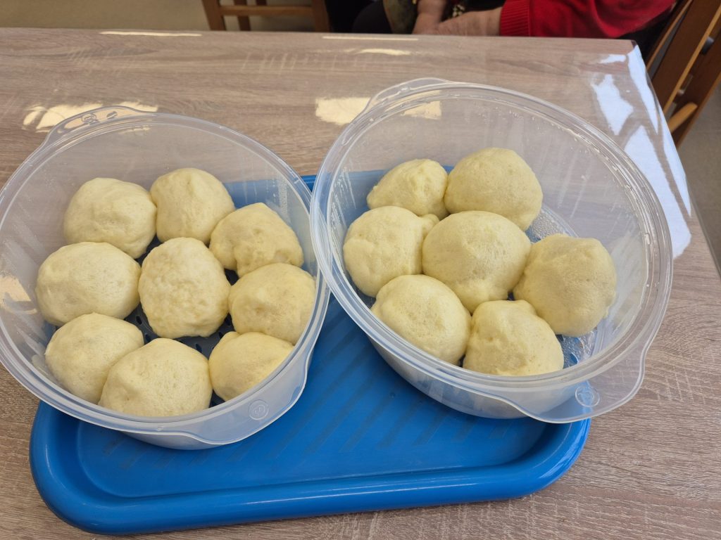 zdjęcie przygotowanych podczas pokazu drożdżowych pączków na parze