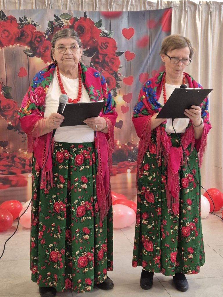 Podopieczne śpiewają podczas występu w duecie