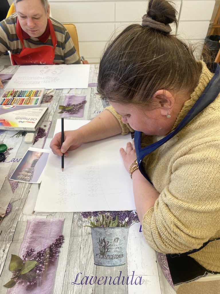 Podopieczna rysuje pejzaż zimowy