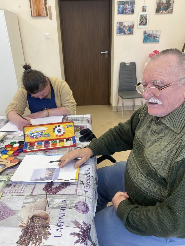 Podopieczni malują pejzaż zimowy