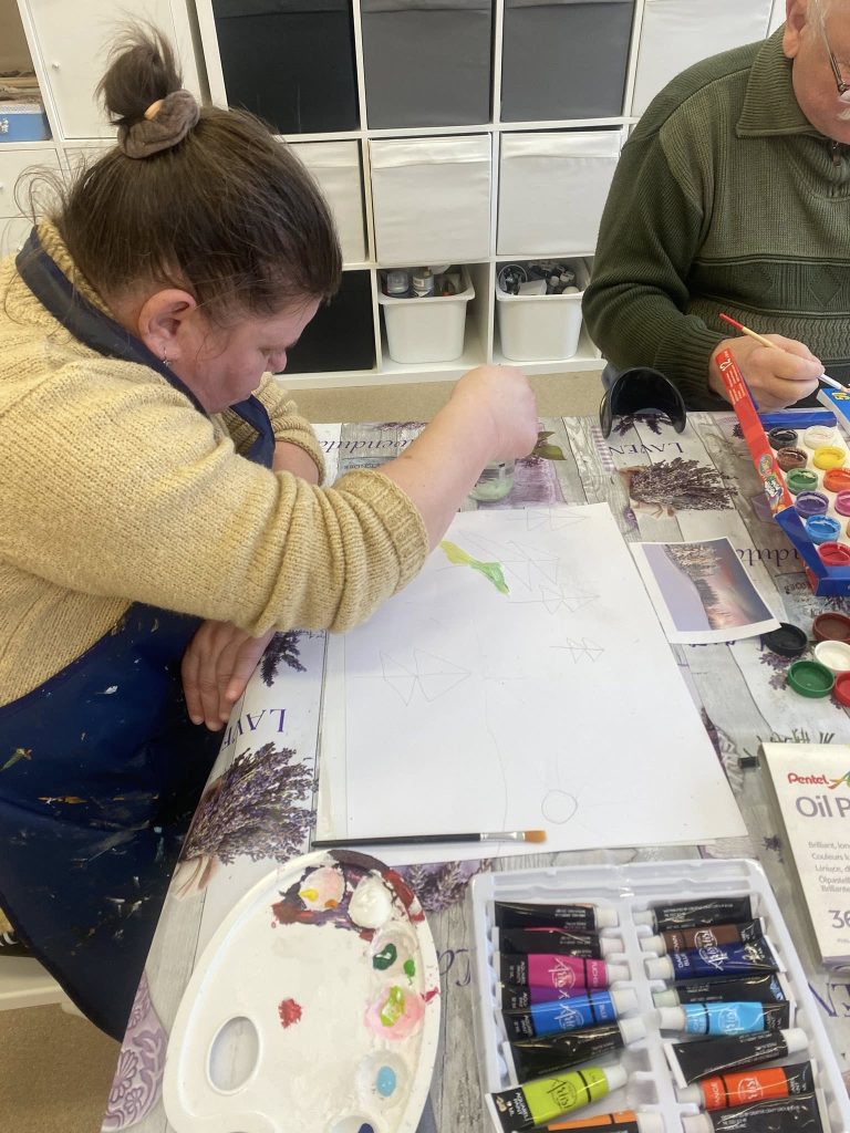 Podopieczni malują farbami