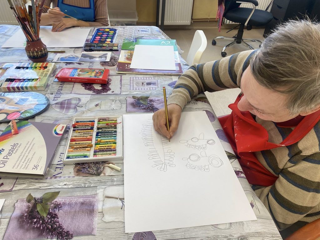 Podopieczny szkicuje obraz