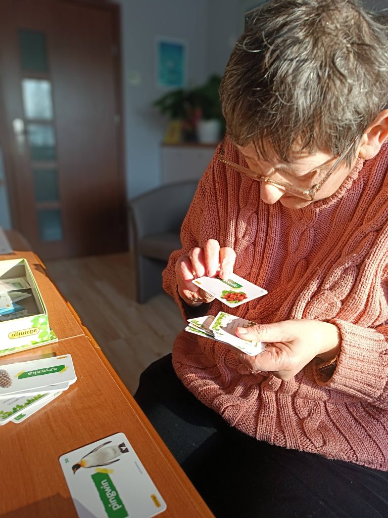 podopieczna dopasowuje karty edukacyjne